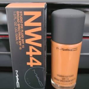 Mac Studio Fix Fluid SPF15 Foundation - NW44